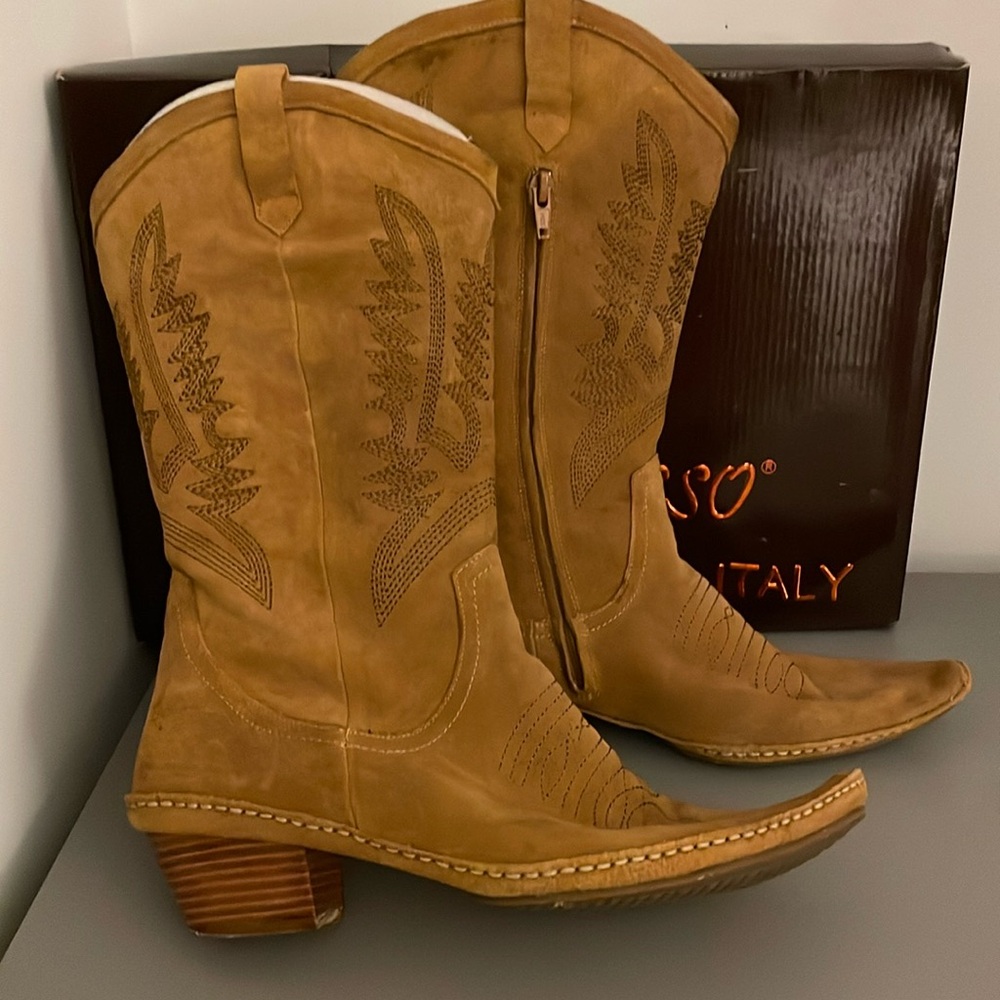 Mosso Italy woman’s leather suede cowboy boots.   Size 9